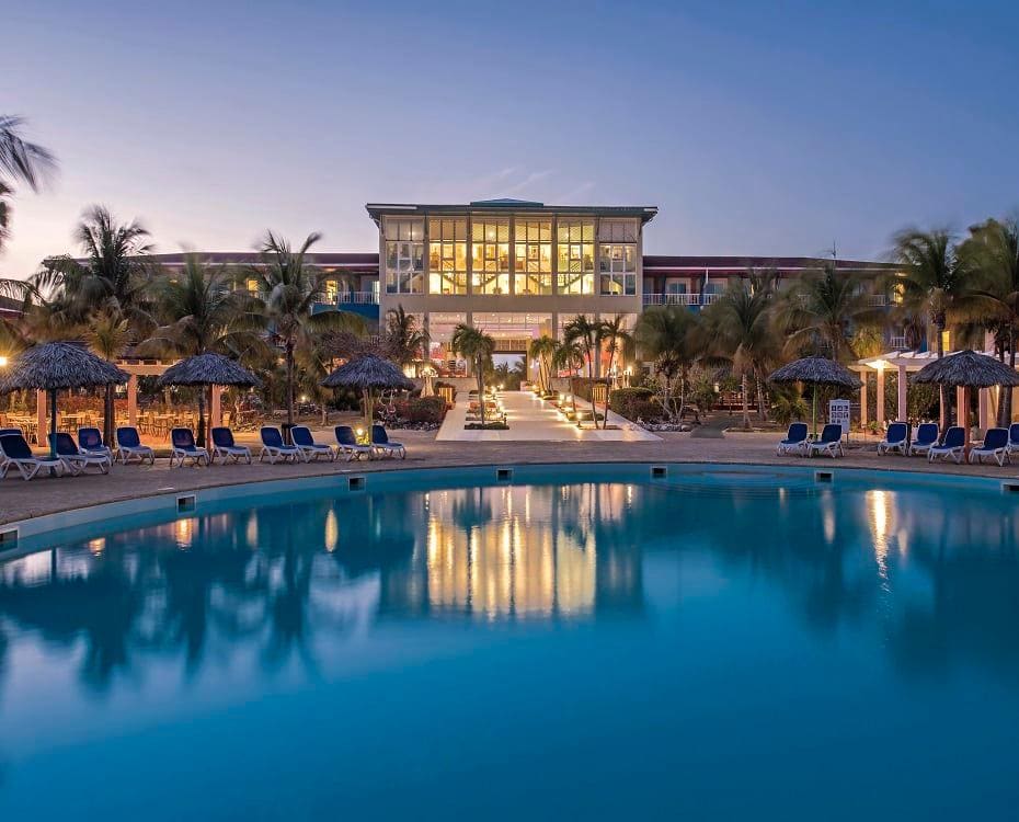 Hotel con piscina iluminado junto al mar en Cuba